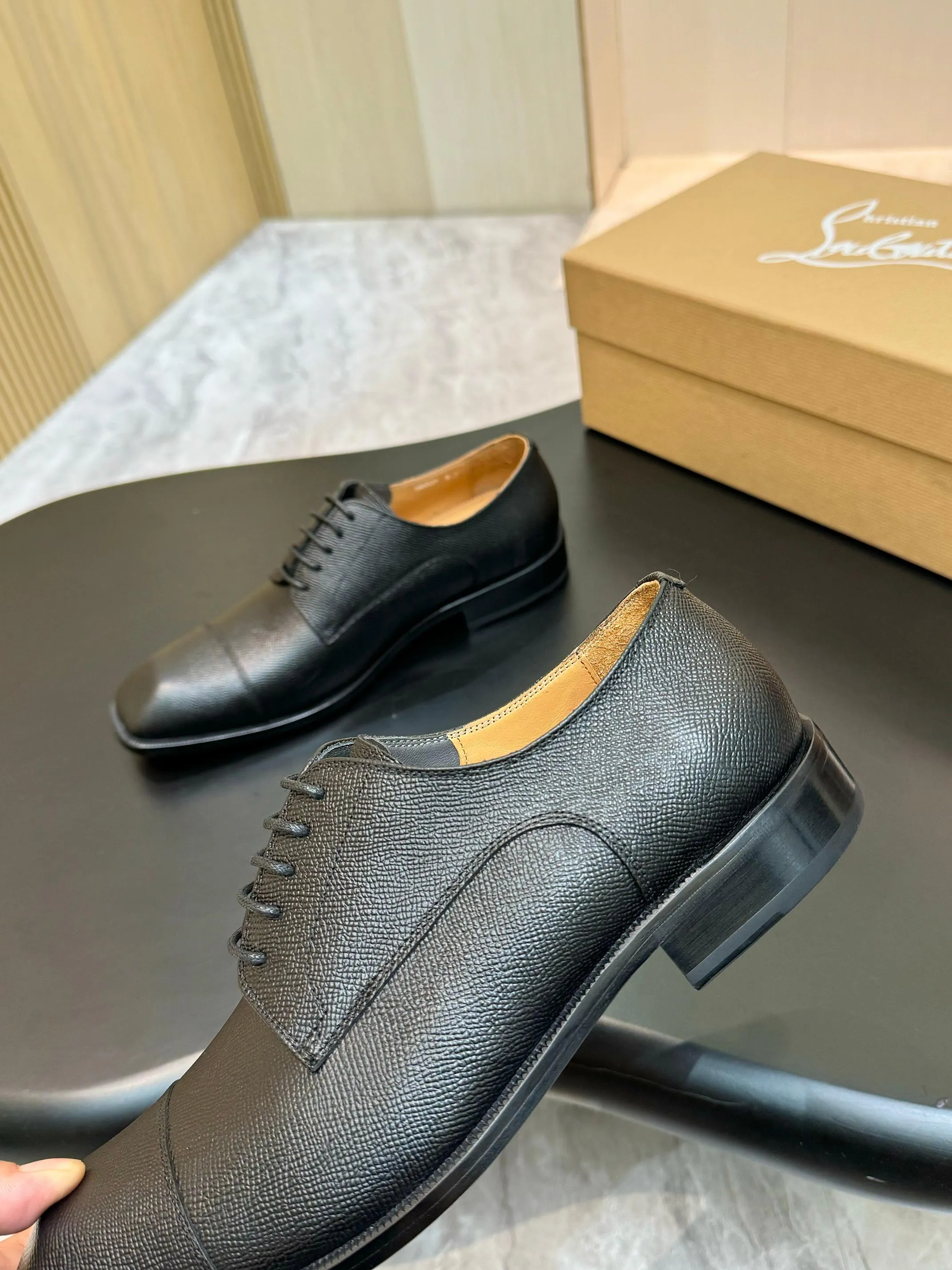 [CL red sole shoes] Top P: 1020💰 Size 39-44 (⚠️38.45.46.47 custom-made, non-returnable and non-exchangeable) 🆑High-end men's business formal leather shoes, original authentic top quality goods ••✅💯 Top original order purchasing agent! Original imported patterned cowhide ➕Imported cowhide lining ➕Cowhide feet ➕Original leather outsole~🉑️Feel free to compare the authentic ones!